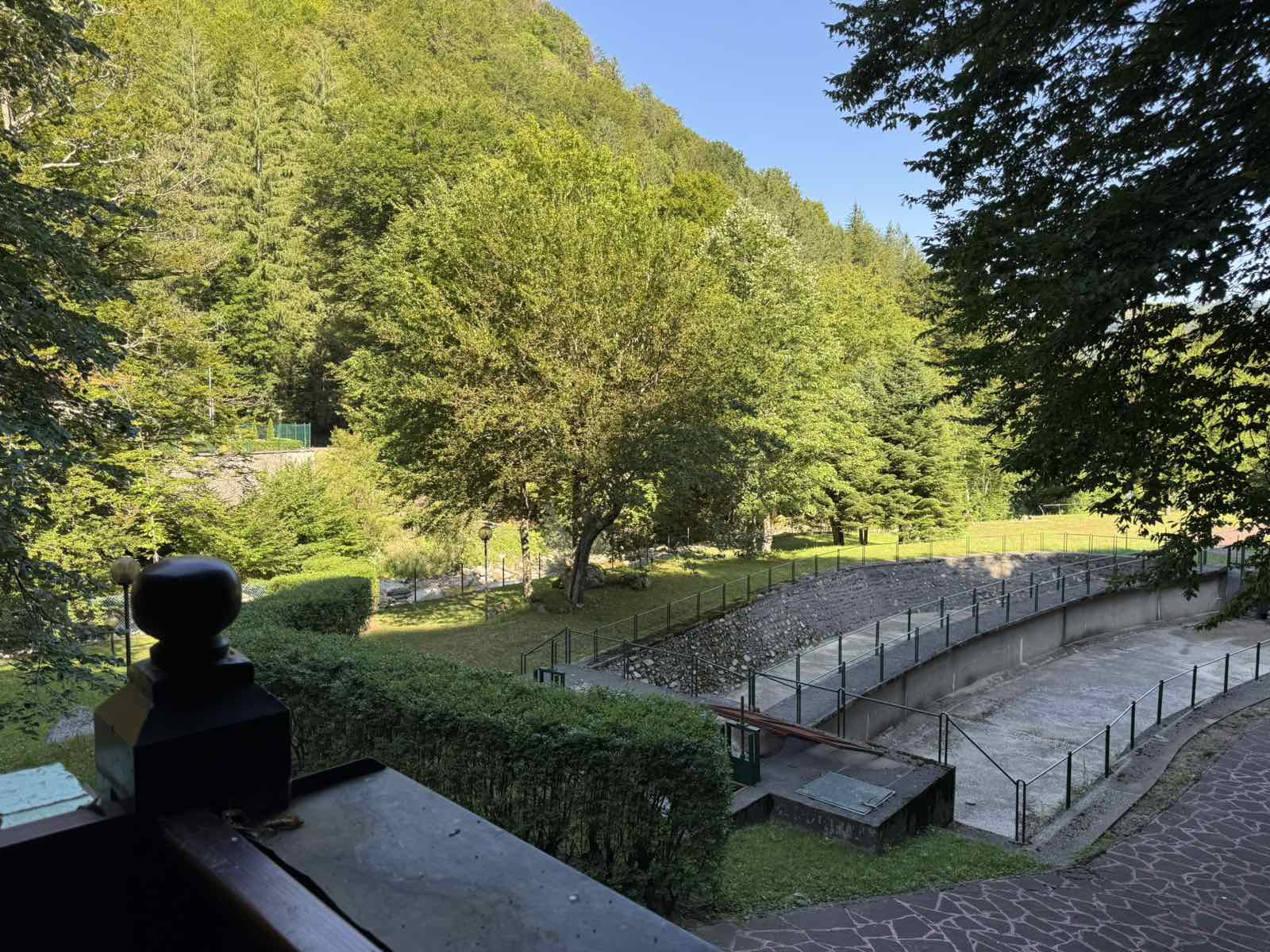 Evergreen Palace interior and grounds