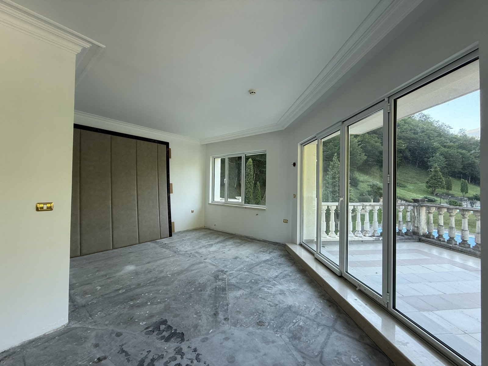 Evergreen Palace interior and grounds