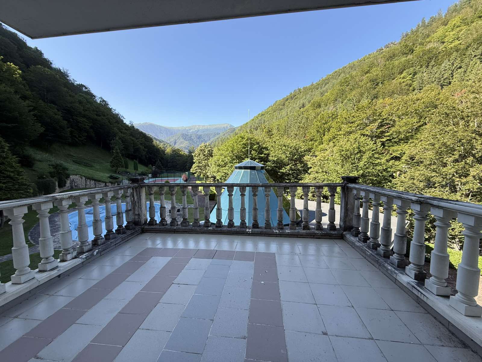 Evergreen Palace interior and grounds