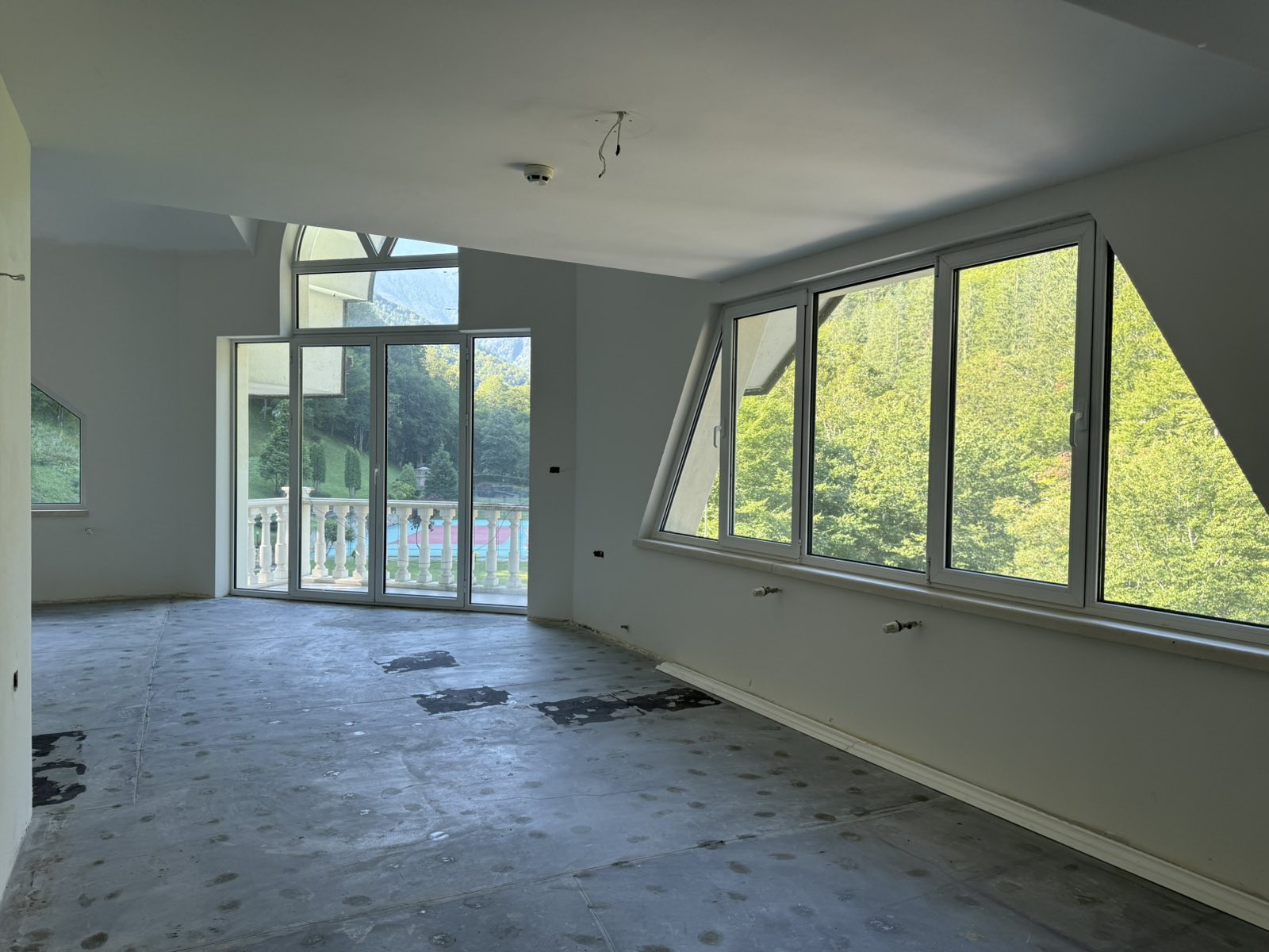 Evergreen Palace interior and grounds