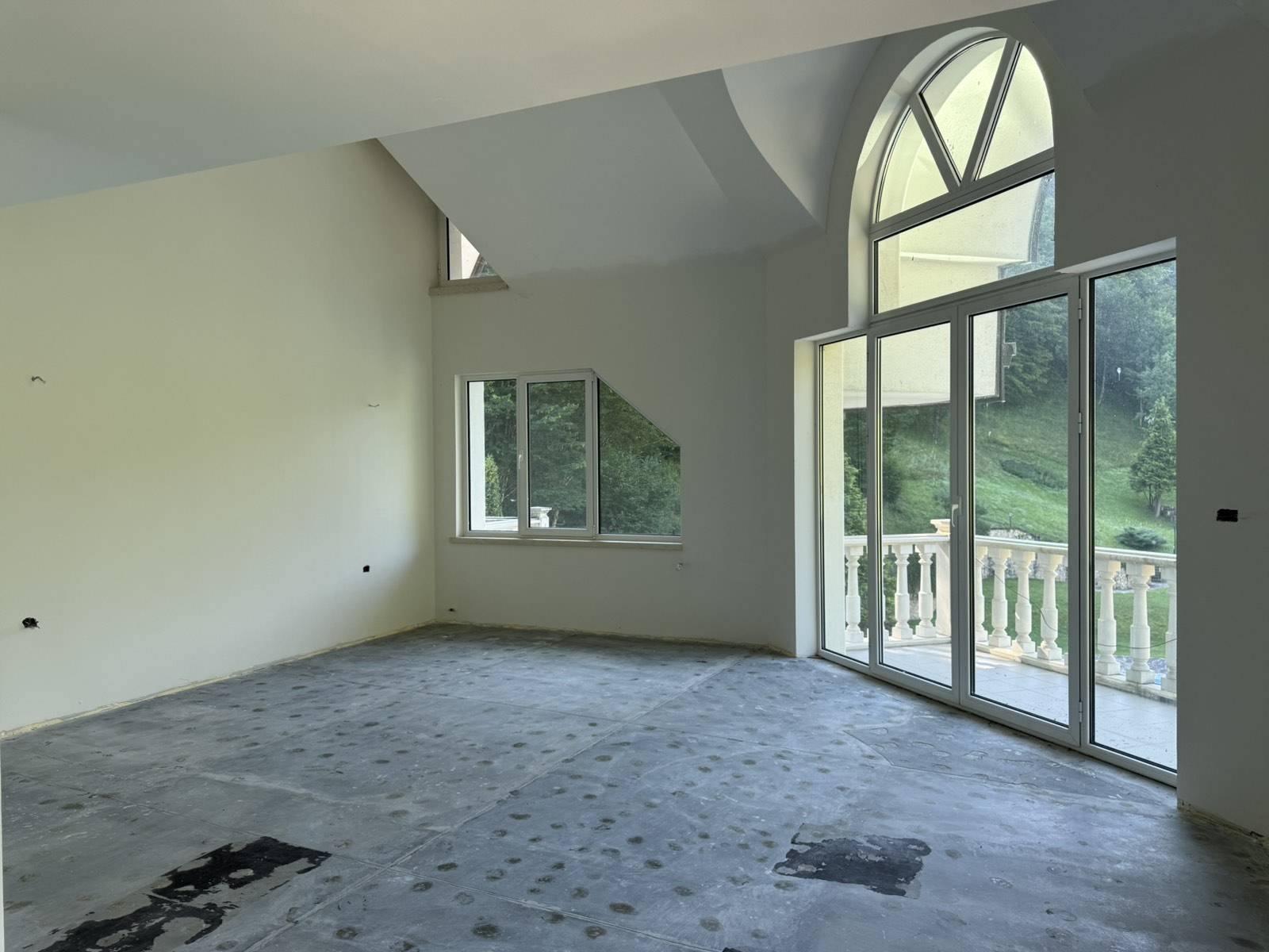 Evergreen Palace interior and grounds