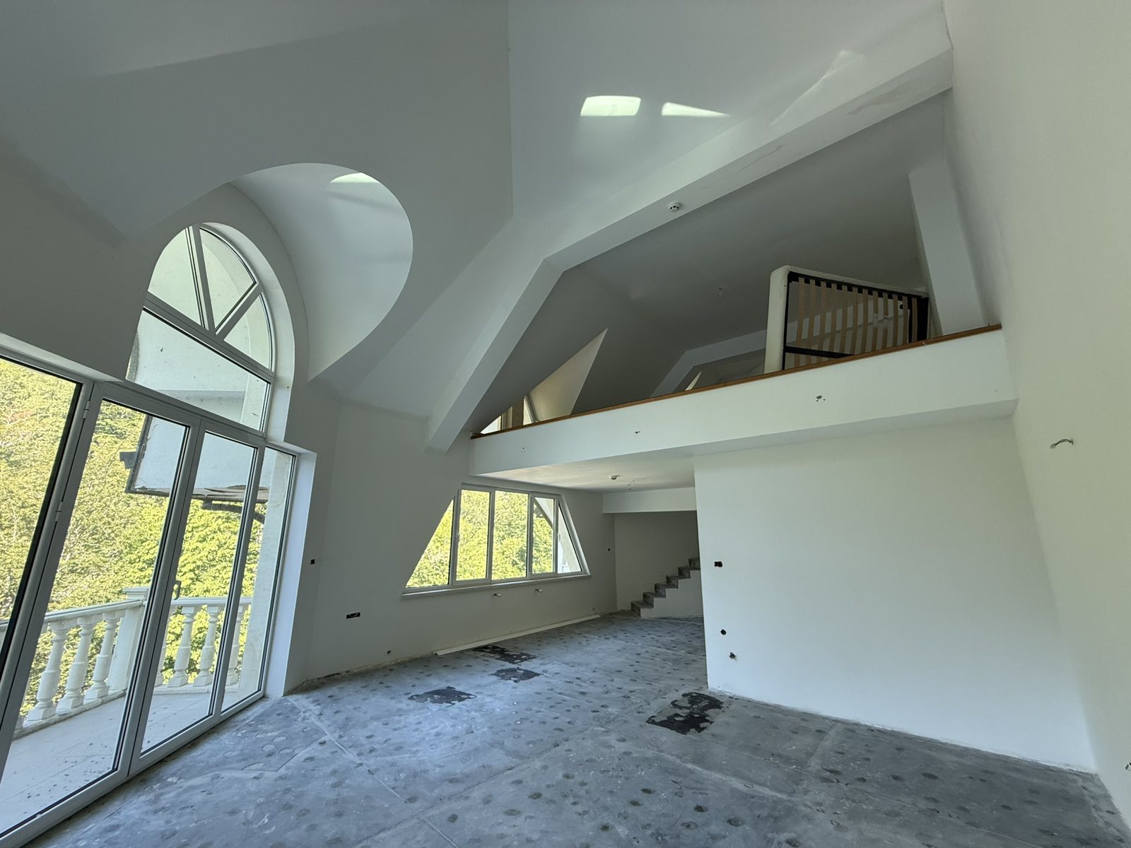 Evergreen Palace interior and grounds